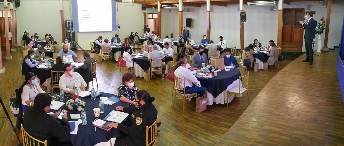 Conferencia con autoridades y empresarios