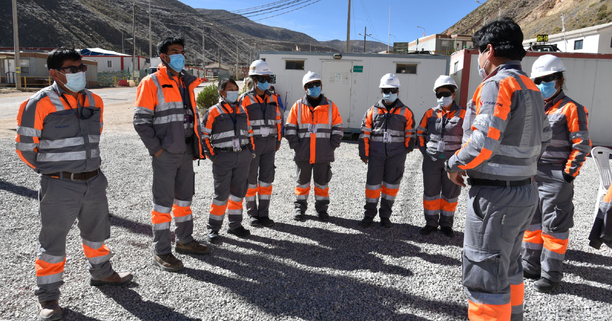 Trabajadores mineros con mascarilla