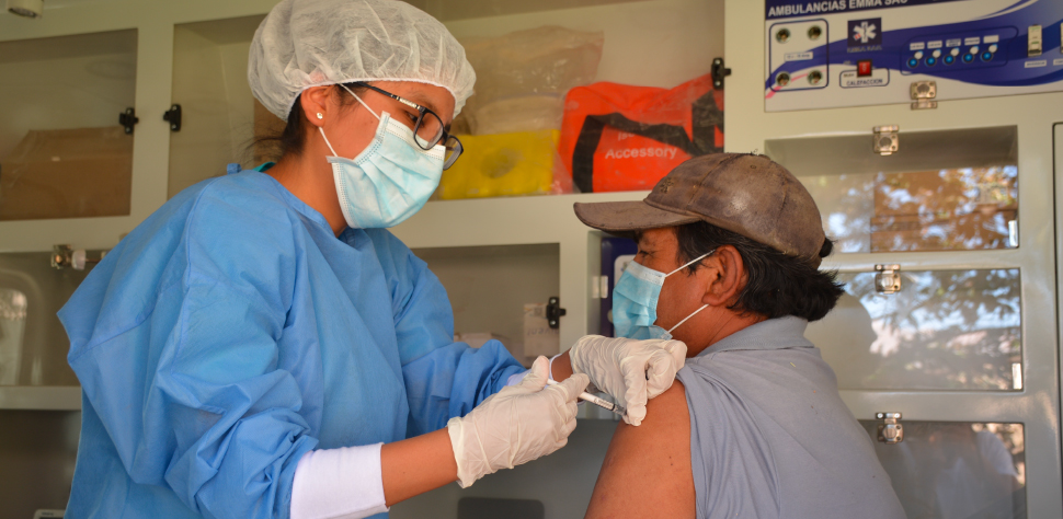 Giving injection to patientce